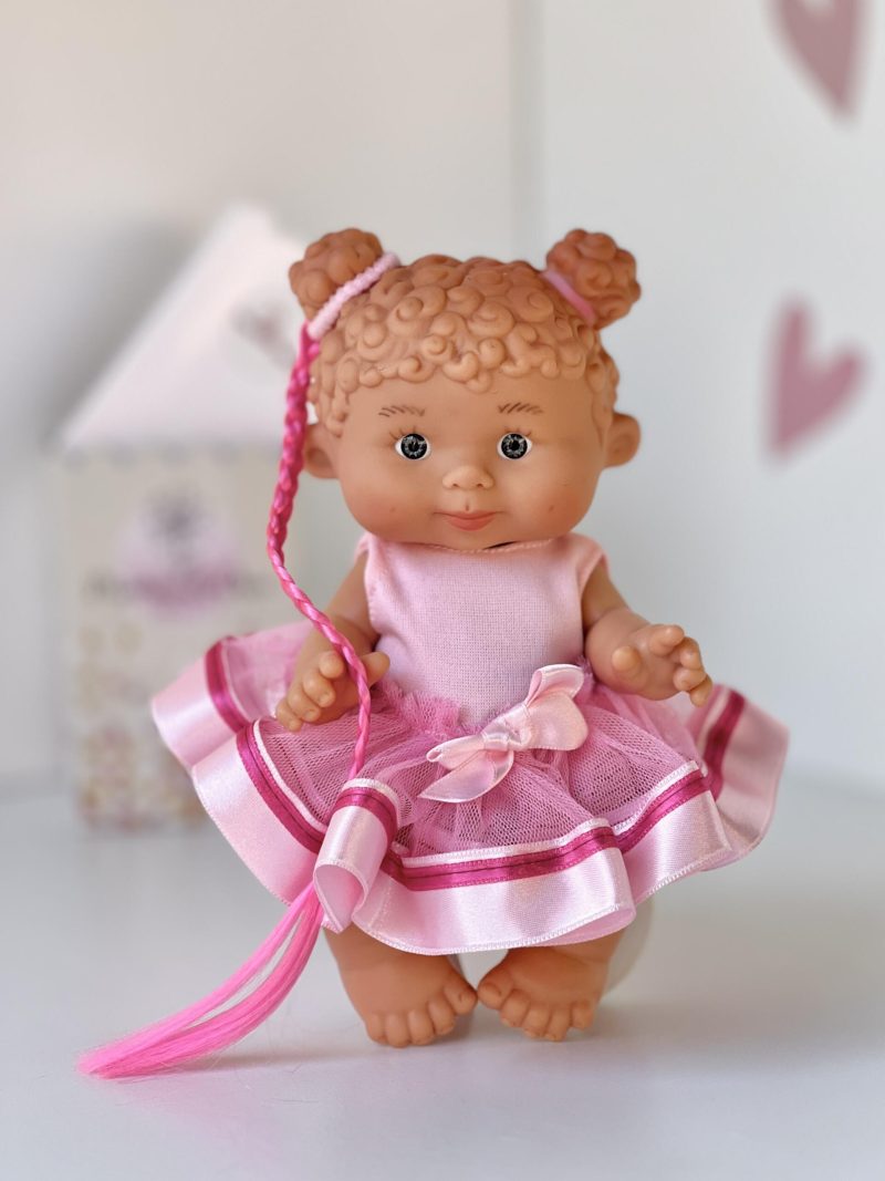 בובה ריחנית, ילדה, מתולתלת עם לחמניות, סדרת BEAUTY, 21 ס"מ (מרינה ופאו)