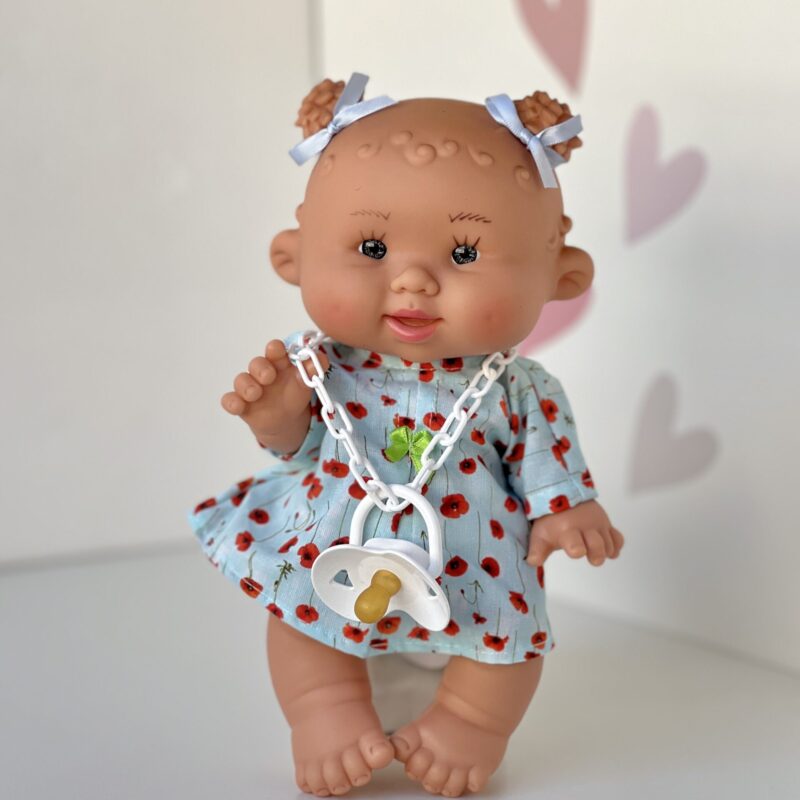 בובת ריח, ילדה, עם קוקיות, שמלה עם פרחי פרג, 26 ס"מ (מרינה ופאו)