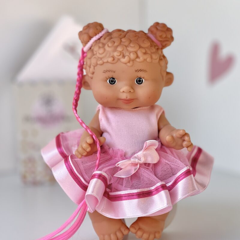 בובה ריחנית, ילדה, מתולתלת עם לחמניות, סדרת BEAUTY, 21 ס"מ (מרינה ופאו)