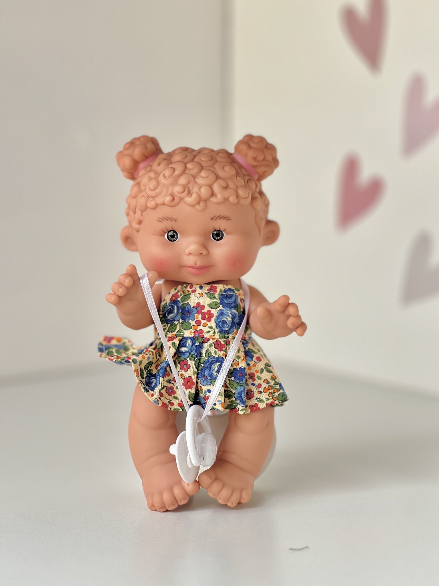 Кукла ароматизированная, девочка, кудрявая с пучками, платье с цветами, 21см (Marina&Pau)